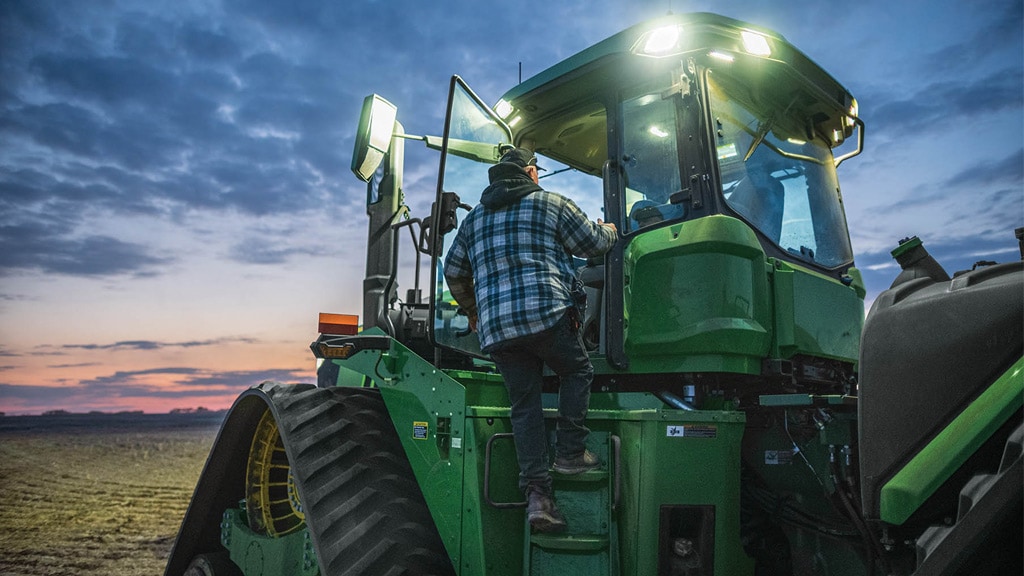 Homme utilisant John Deere Connect